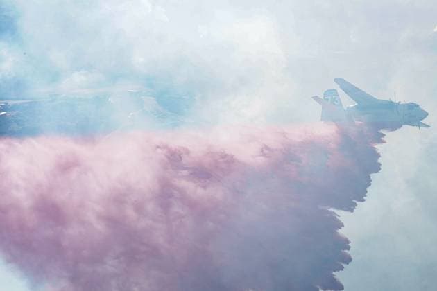 August 16, 2026, San Diego, California, United States: A plane from Cal Fire drops fire retardant during the fire..The Sorrento Fire burns through dry vegetation in the Sorrento Valley area of San Diego on August 16, 2026, sending thick smoke into the air and threatening nearby homes, businesses and roadways. Firefighters work to battle the flames and prevent the fire from spreading as smoke cover portions of the surrounding community. Multiple agencies are dispatched to battle the fire, including Cal Fire and San Diego Fire-Rescue. As of 6pm on August 16, the fire is mapped more than 100 acres. San Diego United States  - ZUMAs197 20260816_aaa_s197_248 Copyright: xWaixLeexMichaelxHox