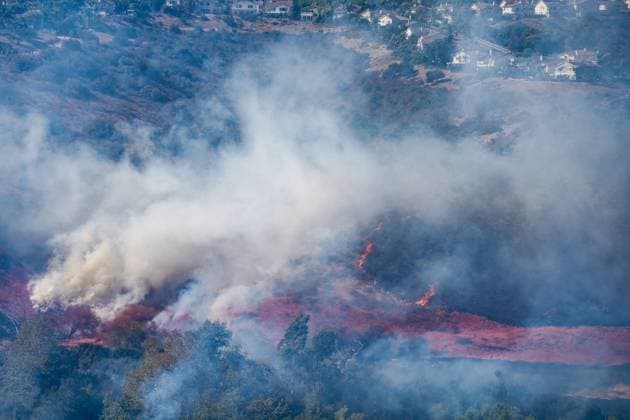 August 16, 2026, San Diego, California, United States: Smoke is raised to the air during the fire..The Sorrento Fire burns through dry vegetation in the Sorrento Valley area of San Diego on August 16, 2026, sending thick smoke into the air and threatening nearby homes, businesses and roadways. Firefighters work to battle the flames and prevent the fire from spreading as smoke cover portions of the surrounding community. Multiple agencies are dispatched to battle the fire, including Cal Fire and San Diego Fire-Rescue. As of 6pm on August 16, the fire is mapped more than 100 acres. San Diego United States - ZUMAs197 20260816_aaa_s197_235 Copyright: xWaixLeexMichaelxHox