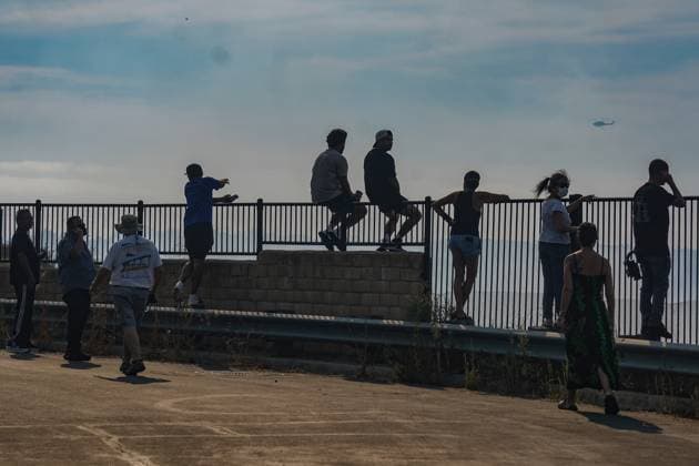 August 16, 2026, San Diego, California, United States: People watch the fire from the cliff edge..The Sorrento Fire burns through dry vegetation in the Sorrento Valley area of San Diego on August 16, 2026, sending thick smoke into the air and threatening nearby homes, businesses and roadways. Firefighters work to battle the flames and prevent the fire from spreading as smoke cover portions of the surrounding community. Multiple agencies are dispatched to battle the fire, including Cal Fire and San Diego Fire-Rescue. As of 6pm on August 16, the fire is mapped more than 100 acres. San Diego United States - ZUMAs197 20260816_aaa_s197_236 Copyright: xWaixLeexMichaelxHox