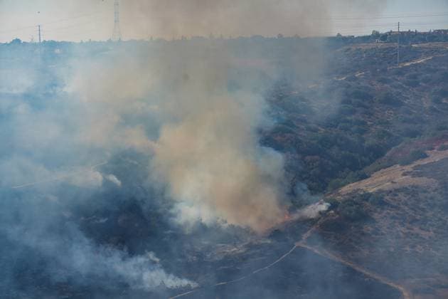 August 16, 2026, San Diego, California, United States: Smoke is raised to the air during the fire..The Sorrento Fire burns through dry vegetation in the Sorrento Valley area of San Diego on August 16, 2026, sending thick smoke into the air and threatening nearby homes, businesses and roadways. Firefighters work to battle the flames and prevent the fire from spreading as smoke cover portions of the surrounding community. Multiple agencies are dispatched to battle the fire, including Cal Fire and San Diego Fire-Rescue. As of 6pm on August 16, the fire is mapped more than 100 acres. San Diego United States - ZUMAs197 20260816_aaa_s197_237 Copyright: xWaixLeexMichaelxHox