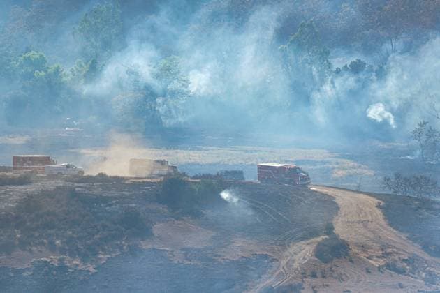August 16, 2026, San Diego, California, United States: Smoke is raised to the air during the fire..The Sorrento Fire burns through dry vegetation in the Sorrento Valley area of San Diego on August 16, 2026, sending thick smoke into the air and threatening nearby homes, businesses and roadways. Firefighters work to battle the flames and prevent the fire from spreading as smoke cover portions of the surrounding community. Multiple agencies are dispatched to battle the fire, including Cal Fire and San Diego Fire-Rescue. As of 6pm on August 16, the fire is mapped more than 100 acres. San Diego United States - ZUMAs197 20260816_aaa_s197_241 Copyright: xWaixLeexMichaelxHox