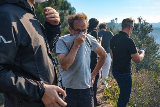 August 16, 2026, San Diego, California, United States: People watch the fire from the cliff edge..The Sorrento Fire burns through dry vegetation in the Sorrento Valley area of San Diego on August 16, 2026, sending thick smoke into the air and threatening nearby homes, businesses and roadways. Firefighters work to battle the flames and prevent the fire from spreading as smoke cover portions of the surrounding community. Multiple agencies are dispatched to battle the fire, including Cal Fire and San Diego Fire-Rescue. As of 6pm on August 16, the fire is mapped more than 100 acres. San Diego United States - ZUMAs197 20260816_aaa_s197_242 Copyright: xWaixLeexMichaelxHox