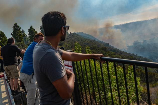 August 16, 2026, San Diego, California, United States: People watch the fire from the cliff edge..The Sorrento Fire burns through dry vegetation in the Sorrento Valley area of San Diego on August 16, 2026, sending thick smoke into the air and threatening nearby homes, businesses and roadways. Firefighters work to battle the flames and prevent the fire from spreading as smoke cover portions of the surrounding community. Multiple agencies are dispatched to battle the fire, including Cal Fire and San Diego Fire-Rescue. As of 6pm on August 16, the fire is mapped more than 100 acres. San Diego United States - ZUMAs197 20260816_aaa_s197_245 Copyright: xWaixLeexMichaelxHox