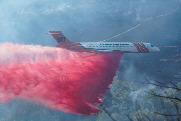 August 16, 2026, San Diego, California, United States: A plane from Cal Fire drops fire retardant during the fire..The Sorrento Fire burns through dry vegetation in the Sorrento Valley area of San Diego on August 16, 2026, sending thick smoke into the air and threatening nearby homes, businesses and roadways. Firefighters work to battle the flames and prevent the fire from spreading as smoke cover portions of the surrounding community. Multiple agencies are dispatched to battle the fire, including Cal Fire and San Diego Fire-Rescue. As of 6pm on August 16, the fire is mapped more than 100 acres. San Diego United States - ZUMAs197 20260816_aaa_s197_246 Copyright: xWaixLeexMichaelxHox
