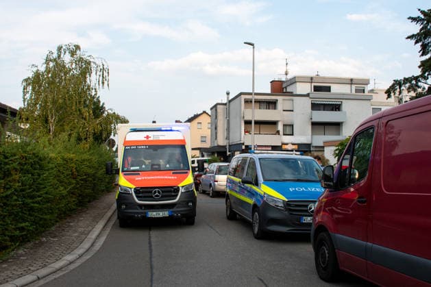 20-Jähriger tot in Wohnung gefunden Staatsanwaltschaft und Polizei ermitteln Ginsheim-Gustavsburg, 16. August 2026: Nach dem Fund eines toten 20-Jährigen in einer Wohnung eines Mehrfamilienhauses haben die Staatsanwaltschaft Darmstadt und das Polizeipräsidium Südhessen Ermittlungen aufgenommen. Aufgrund erster Feststellungen gehen die Ermittler derzeit davon aus, dass der Mann gewaltsam zu Tode gekommen sein könnte. Der Rettungsdienst führte Reanimationsmaßnahmen durch, der 20-Jährige verstarb jedoch noch vor Ort. Im Einsatz waren unter anderem Kräfte von Polizei, Kriminalpolizei und Rettungsdienst sowie zwei Rettungswagen aus dem Landkreis Groß-Gerau, ein Notarzteinsatzfahrzeug aus Mainz und der Rettungshubschrauber Christ