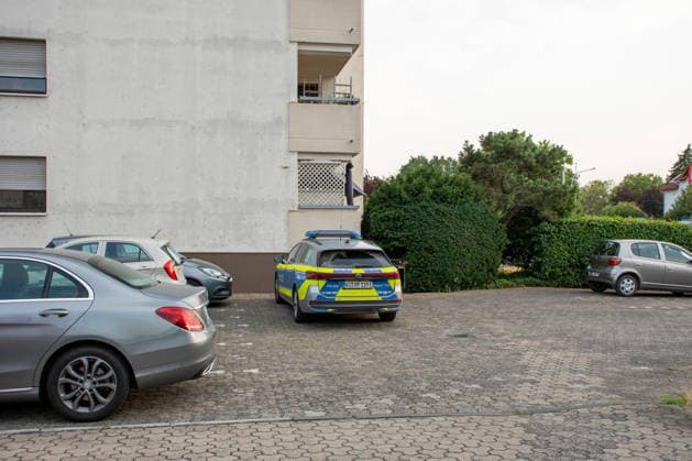 20-Jähriger tot in Wohnung gefunden Staatsanwaltschaft und Polizei ermitteln Ginsheim-Gustavsburg, 16. August 2026: Nach dem Fund eines toten 20-Jährigen in einer Wohnung eines Mehrfamilienhauses haben die Staatsanwaltschaft Darmstadt und das Polizeipräsidium Südhessen Ermittlungen aufgenommen. Aufgrund erster Feststellungen gehen die Ermittler derzeit davon aus, dass der Mann gewaltsam zu Tode gekommen sein könnte. Der Rettungsdienst führte Reanimationsmaßnahmen durch, der 20-Jährige verstarb jedoch noch vor Ort. Im Einsatz waren unter anderem Kräfte von Polizei, Kriminalpolizei und Rettungsdienst sowie zwei Rettungswagen aus dem Landkreis Groß-Gerau, ein Notarzteinsatzfahrzeug aus Mainz und der Rettungshubschrauber Christ