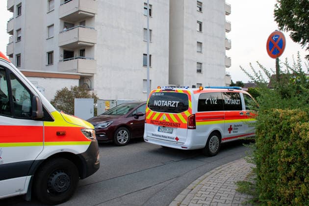 20-Jähriger tot in Wohnung gefunden Staatsanwaltschaft und Polizei ermitteln Ginsheim-Gustavsburg, 16. August 2026: Nach dem Fund eines toten 20-Jährigen in einer Wohnung eines Mehrfamilienhauses haben die Staatsanwaltschaft Darmstadt und das Polizeipräsidium Südhessen Ermittlungen aufgenommen. Aufgrund erster Feststellungen gehen die Ermittler derzeit davon aus, dass der Mann gewaltsam zu Tode gekommen sein könnte. Der Rettungsdienst führte Reanimationsmaßnahmen durch, der 20-Jährige verstarb jedoch noch vor Ort. Im Einsatz waren unter anderem Kräfte von Polizei, Kriminalpolizei und Rettungsdienst sowie zwei Rettungswagen aus dem Landkreis Groß-Gerau, ein Notarzteinsatzfahrzeug aus Mainz und der Rettungshubschrauber Christ