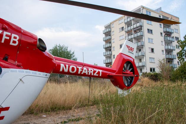 20-Jähriger tot in Wohnung gefunden Staatsanwaltschaft und Polizei ermitteln Ginsheim-Gustavsburg, 16. August 2026: Nach dem Fund eines toten 20-Jährigen in einer Wohnung eines Mehrfamilienhauses haben die Staatsanwaltschaft Darmstadt und das Polizeipräsidium Südhessen Ermittlungen aufgenommen. Aufgrund erster Feststellungen gehen die Ermittler derzeit davon aus, dass der Mann gewaltsam zu Tode gekommen sein könnte. Der Rettungsdienst führte Reanimationsmaßnahmen durch, der 20-Jährige verstarb jedoch noch vor Ort. Im Einsatz waren unter anderem Kräfte von Polizei, Kriminalpolizei und Rettungsdienst sowie zwei Rettungswagen aus dem Landkreis Groß-Gerau, ein Notarzteinsatzfahrzeug aus Mainz und der Rettungshubschrauber Christ