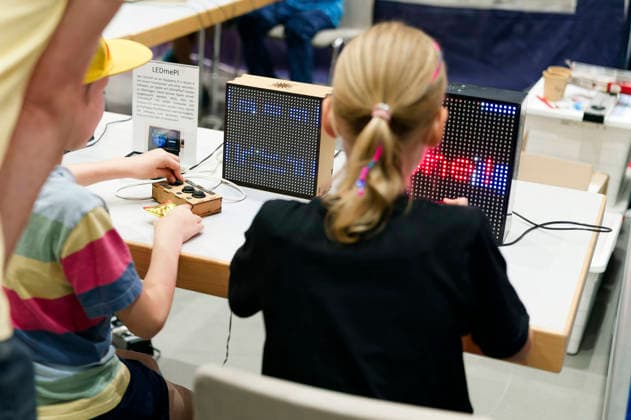 Maker Faire 2026 im Hannover Congress Centrum. Die Maker Faire ist ein familienfreundliches Mitmach-Festival für Technik, Erfindungen und kreatives Selbermachen. Sie verbindet die Elemente einer Wissenschaftsmesse, eines Jahrmarkts und eines Zukunftslabors. Erfinder, Bastler, Künstler und Start-ups zeigen dort ihre selbstgebauten Projekte vom Roboter über 3D-Druck bis hin zu Kunst und Handwerk. Im Vordergrund stehen das Ausprobieren, Mitmachen und der Ideenaustausch für alle Altersgruppen. Hannover, 16.08.2026 *** Maker Faire 2026 at the Hannover Congress Centrum. Maker Faire is a family-friendly, hands-on festival celebrating technology, inventions, and creative DIY projects. It combines elements of a science fair, a carnival, and Foto:xK.xRichter xFuturexImagex makerfaire_6805