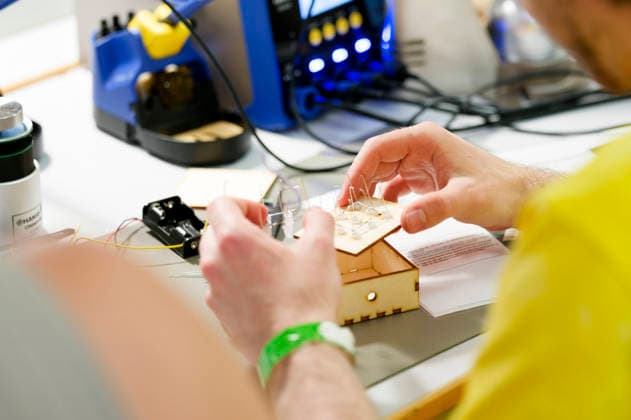 Maker Faire 2026 im Hannover Congress Centrum. Die Maker Faire ist ein familienfreundliches Mitmach-Festival für Technik, Erfindungen und kreatives Selbermachen. Sie verbindet die Elemente einer Wissenschaftsmesse, eines Jahrmarkts und eines Zukunftslabors. Erfinder, Bastler, Künstler und Start-ups zeigen dort ihre selbstgebauten Projekte vom Roboter über 3D-Druck bis hin zu Kunst und Handwerk. Im Vordergrund stehen das Ausprobieren, Mitmachen und der Ideenaustausch für alle Altersgruppen. Hannover, 16.08.2026 *** Maker Faire 2026 at the Hannover Congress Centrum. Maker Faire is a family-friendly, hands-on festival celebrating technology, inventions, and creative DIY projects. It combines elements of a science fair, a carnival, and Foto:xK.xRichter xFuturexImagex makerfaire_6838