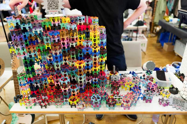 Maker Faire 2026 im Hannover Congress Centrum. Die Maker Faire ist ein familienfreundliches Mitmach-Festival für Technik, Erfindungen und kreatives Selbermachen. Sie verbindet die Elemente einer Wissenschaftsmesse, eines Jahrmarkts und eines Zukunftslabors. Erfinder, Bastler, Künstler und Start-ups zeigen dort ihre selbstgebauten Projekte vom Roboter über 3D-Druck bis hin zu Kunst und Handwerk. Im Vordergrund stehen das Ausprobieren, Mitmachen und der Ideenaustausch für alle Altersgruppen. Hannover, 16.08.2026 *** Maker Faire 2026 at the Hannover Congress Centrum. Maker Faire is a family-friendly, hands-on festival celebrating technology, inventions, and creative DIY projects. It combines elements of a science fair, a carnival, and Foto:xK.xRichter xFuturexImagex makerfaire_6848