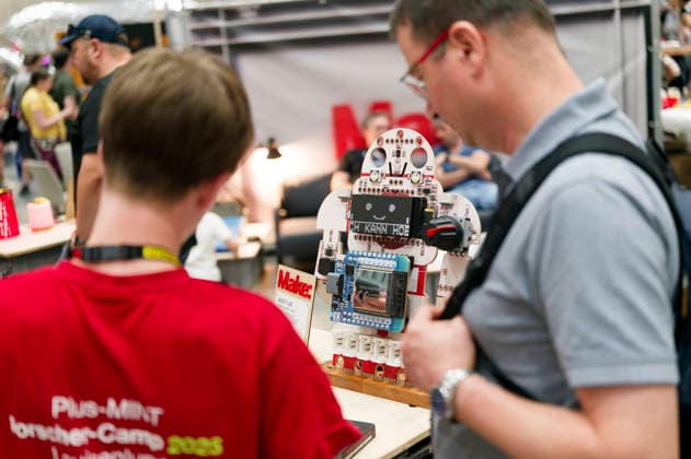 Maker Faire 2026 im Hannover Congress Centrum. Die Maker Faire ist ein familienfreundliches Mitmach-Festival für Technik, Erfindungen und kreatives Selbermachen. Sie verbindet die Elemente einer Wissenschaftsmesse, eines Jahrmarkts und eines Zukunftslabors. Erfinder, Bastler, Künstler und Start-ups zeigen dort ihre selbstgebauten Projekte vom Roboter über 3D-Druck bis hin zu Kunst und Handwerk. Im Vordergrund stehen das Ausprobieren, Mitmachen und der Ideenaustausch für alle Altersgruppen. Hannover, 16.08.2026 *** Maker Faire 2026 at the Hannover Congress Centrum. Maker Faire is a family-friendly, hands-on festival celebrating technology, inventions, and creative DIY projects. It combines elements of a science fair, a carnival, and Foto:xK.xRichter xFuturexImagex makerfaire_6853