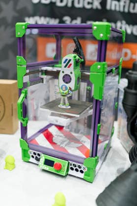 Buzz Lightyear Sapce Ranger Objekt auf der Maker Faire 2026 im Hannover Congress Centrum. Die Maker Faire ist ein familienfreundliches Mitmach-Festival für Technik, Erfindungen und kreatives Selbermachen. Sie verbindet die Elemente einer Wissenschaftsmesse, eines Jahrmarkts und eines Zukunftslabors. Erfinder, Bastler, Künstler und Start-ups zeigen dort ihre selbstgebauten Projekte vom Roboter über 3D-Druck bis hin zu Kunst und Handwerk. Im Vordergrund stehen das Ausprobieren, Mitmachen und der Ideenaustausch für alle Altersgruppen. Hannover, 16.08.2026 *** Buzz Lightyear Space Ranger exhibit at Maker Faire 2026 at the Hannover Congress Centrum. Maker Faire is a family-friendly, hands-on festival for technology, inventions, and creat Foto:xK.xRichter xFuturexImagex makerfaire_6855