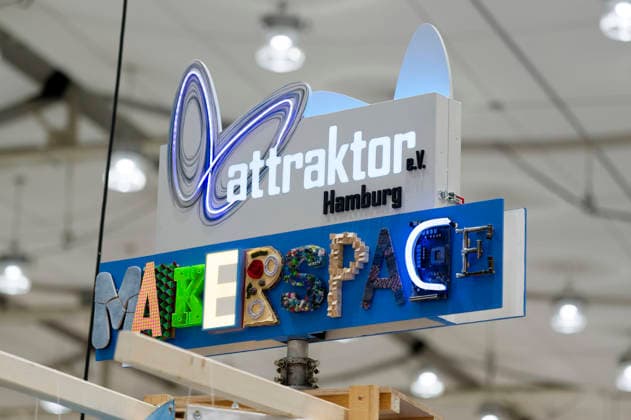 Attraktor e.V. auf der Maker Faire 2026 im Hannover Congress Centrum. Die Maker Faire ist ein familienfreundliches Mitmach-Festival für Technik, Erfindungen und kreatives Selbermachen. Sie verbindet die Elemente einer Wissenschaftsmesse, eines Jahrmarkts und eines Zukunftslabors. Erfinder, Bastler, Künstler und Start-ups zeigen dort ihre selbstgebauten Projekte vom Roboter über 3D-Druck bis hin zu Kunst und Handwerk. Im Vordergrund stehen das Ausprobieren, Mitmachen und der Ideenaustausch für alle Altersgruppen. Hannover, 16.08.2026 *** Attraktor e.V. at Maker Faire 2026 at the Hannover Congress Centrum. Maker Faire is a family-friendly, hands-on festival celebrating technology, inventions, and creative DIY projects. It combines ele Foto:xK.xRichter xFuturexImagex makerfaire_6857