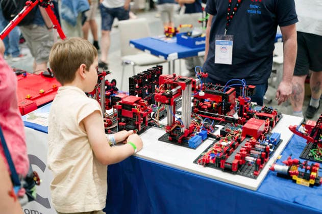 Maker Faire 2026 im Hannover Congress Centrum. Die Maker Faire ist ein familienfreundliches Mitmach-Festival für Technik, Erfindungen und kreatives Selbermachen. Sie verbindet die Elemente einer Wissenschaftsmesse, eines Jahrmarkts und eines Zukunftslabors. Erfinder, Bastler, Künstler und Start-ups zeigen dort ihre selbstgebauten Projekte vom Roboter über 3D-Druck bis hin zu Kunst und Handwerk. Im Vordergrund stehen das Ausprobieren, Mitmachen und der Ideenaustausch für alle Altersgruppen. Hannover, 16.08.2026 *** Maker Faire 2026 at the Hannover Congress Centrum. Maker Faire is a family-friendly, hands-on festival celebrating technology, inventions, and creative DIY projects. It combines elements of a science fair, a carnival, and Foto:xK.xRichter xFuturexImagex makerfaire_6859