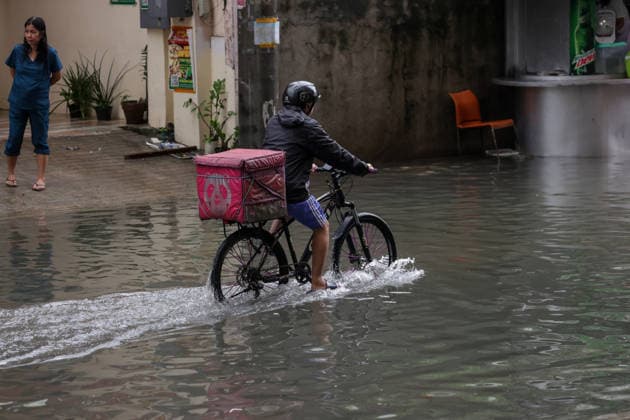 Heavy Rainfall To Continue In Manila A delivery rider wades along a flooded road in Makati City, Manila, Philippines, on August 17, 2026. According to the Philippine Atmospheric, Geophysical, Astronomical and Services Administration s (PAGASA) latest weather forecast, the southwest monsoon will continue to bring heavy rainfall in Luzon, which includes Metro Manila, Ilocos Norte, Batanes, Cagayan, Cordillera Administrative Region, Tarlac, Pampanga, Cavite and Batangas. Makati Philippines  Copyright: xMarkxCristinox originalFilename: cristino-notitle260817_npeMk.jpg