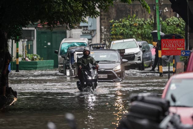 Southwest monsoon continues to bring rain in Manila, Philippines Filipinos navigate through a flooded road in Makati City, Manila, Philippines on August 17, 2026. According to the Philippine Atmospheric, Geophysical, Astronomical and Services Administration™s (PAGASA) latest weather forecast, the southwest monsoon will continue to bring heavy rainfall in Luzon. Manila PHILIPPINES  Copyright: xMatrixxImages MarkxCristinox