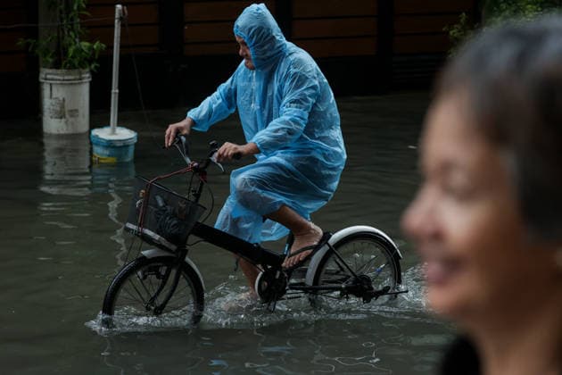 Heavy Rainfall To Continue In Manila A man riding a bicycle wades along a flooded road in Makati City, Manila, Philippines, on August 17, 2026. According to the Philippine Atmospheric, Geophysical, Astronomical and Services Administration s (PAGASA) latest weather forecast, the southwest monsoon will continue to bring heavy rainfall in Luzon, which includes Metro Manila, Ilocos Norte, Batanes, Cagayan, Cordillera Administrative Region, Tarlac, Pampanga, Cavite and Batangas. Makati Philippines  Copyright: xMarkxCristinox originalFilename: cristino-notitle260817_np29m.jpg