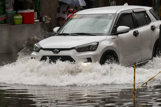 Southwest monsoon continues to bring rain in Manila, Philippines Filipinos navigate through a flooded road in Makati City, Manila, Philippines on August 17, 2026. According to the Philippine Atmospheric, Geophysical, Astronomical and Services Administration™s (PAGASA) latest weather forecast, the southwest monsoon will continue to bring heavy rainfall in Luzon. Manila PHILIPPINES  Copyright: xMatrixxImages MarkxCristinox