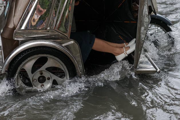Southwest monsoon continues to bring rain in Manila, Philippines Filipinos navigate through a flooded road in Makati City, Manila, Philippines on August 17, 2026. According to the Philippine Atmospheric, Geophysical, Astronomical and Services Administration™s (PAGASA) latest weather forecast, the southwest monsoon will continue to bring heavy rainfall in Luzon. Manila PHILIPPINES  Copyright: xMatrixxImages MarkxCristinox