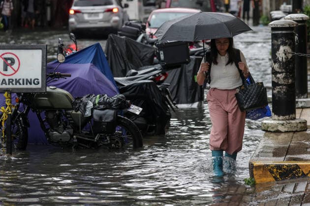 Southwest monsoon continues to bring rain in Manila, Philippines Filipinos navigate through a flooded road in Makati City, Manila, Philippines on August 17, 2026. According to the Philippine Atmospheric, Geophysical, Astronomical and Services Administration™s (PAGASA) latest weather forecast, the southwest monsoon will continue to bring heavy rainfall in Luzon. Manila PHILIPPINES  Copyright: xMatrixxImages MarkxCristinox