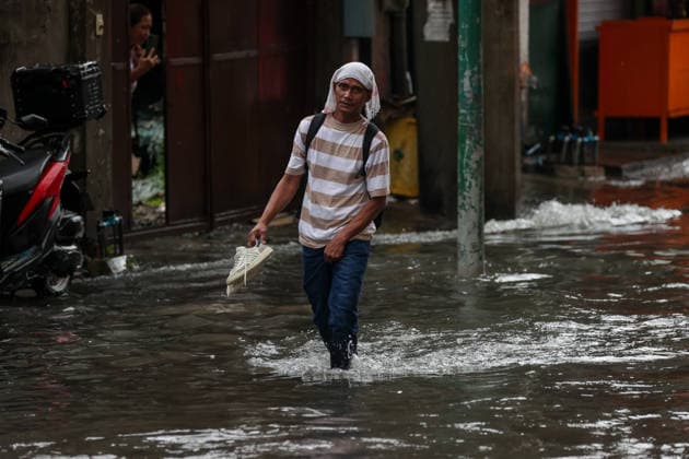 Southwest monsoon continues to bring rain in Manila, Philippines Filipinos navigate through a flooded road in Makati City, Manila, Philippines on August 17, 2026. According to the Philippine Atmospheric, Geophysical, Astronomical and Services Administration™s (PAGASA) latest weather forecast, the southwest monsoon will continue to bring heavy rainfall in Luzon. Manila PHILIPPINES  Copyright: xMatrixxImages MarkxCristinox