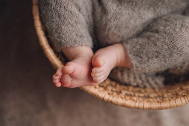 Tiny baby feet resting in a wicker basket Belarus, Mogilev Region, Belarus CR_CDLB260813-2103995-01 ,model released, Symbolfoto ,property released