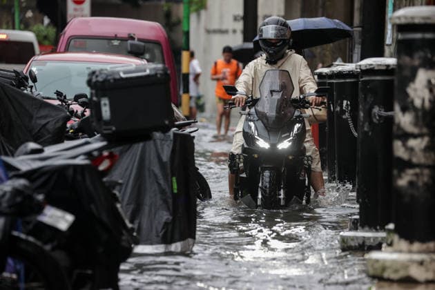 Heavy Rainfall To Continue In Manila A motorcycle wades along a flooded road in Makati City, Manila, Philippines, on August 17, 2026. According to the Philippine Atmospheric, Geophysical, Astronomical and Services Administration s (PAGASA) latest weather forecast, the southwest monsoon will continue to bring heavy rainfall in Luzon, which includes Metro Manila, Ilocos Norte, Batanes, Cagayan, Cordillera Administrative Region, Tarlac, Pampanga, Cavite and Batangas. Makati Philippines  Copyright: xMarkxCristinox originalFilename: cristino-notitle260817_npaRM.jpg