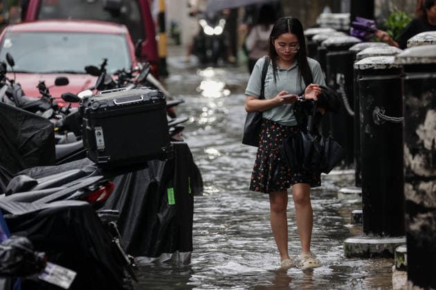 Heavy Rainfall To Continue In Manila A woman wades along a flooded road in Makati City, Manila, Philippines, on August 17, 2026. According to the Philippine Atmospheric, Geophysical, Astronomical and Services Administration s (PAGASA) latest weather forecast, the southwest monsoon will continue to bring heavy rainfall in Luzon, which includes Metro Manila, Ilocos Norte, Batanes, Cagayan, Cordillera Administrative Region, Tarlac, Pampanga, Cavite and Batangas. Makati Philippines  Copyright: xMarkxCristinox originalFilename: cristino-notitle260817_npOUL.jpg