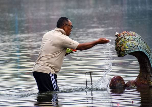 Hindu devotees celebrate Nag Panchami at Taudaha Pond in Nepal KATHMANDU, NEPAL AUGUST 17, 2026: Hindu devotees offer prayers to a statue representing Nag, a serpent deity, at Taudaha Pond in Kathmandu, Nepal, on August 17, 2026, during celebrations of Nag Panchami. The Hindu festival, observed during the monsoon season, is dedicated to the worship of serpent deities, with devotees making prayers and ritual offerings. Kathmandu Nepal Copyright: x xSunilxPradhanx xJNAxPressx