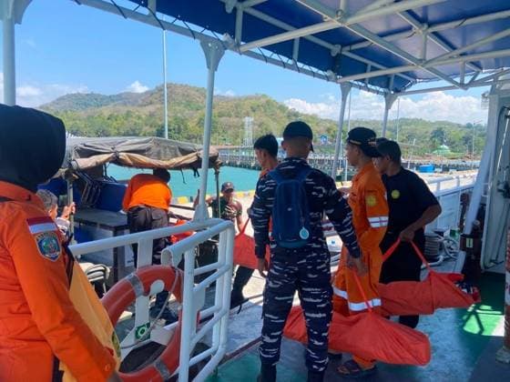 Preparation for Sea-Based Rescue Operations WURING, FLORES, EAST NUSA TENGGARA, INDONESIA AUGUST 16, 2026: National Search and Rescue Agency (BASARNAS) rescue team members prepare to depart from Wuring Port for Reo (Labuan Reo) to support search, rescue and evacuation operations following an earthquake in Flores, East Nusa Tenggara, Indonesia. Handout photo by BASARNAS JNA Press. flores Indonesia Copyright: x xEDITORx xJNAxPressx