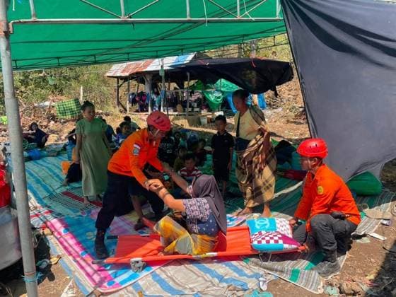 Earthquake Victim Evacuation LAMBALEDA, EAST NUSA TENGGARA, INDONESIA AUGUST 16, 2026: Joint personnel from the National Search and Rescue Agency (BASARNAS) and Indonesian National Police (Polri) evacuate earthquake victims in Lambaleda, East Nusa Tenggara, Indonesia. Handout photo by BASARNAS JNA Press. LAMBALEDA Indonesia Copyright: x xEDITORx xJNAxPressx