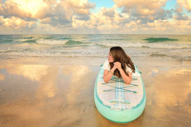 Young woman relaxing on a paddleboard on the beach Anna Maria, Florida, United States CR_JOKU260813-2104441-01 ,model released, Symbolfoto ,property released