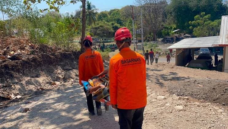 Earthquake Victim Evacuation LAMBALEDA, EAST NUSA TENGGARA, INDONESIA AUGUST 16, 2026: Joint personnel from the National Search and Rescue Agency (BASARNAS) and Indonesian National Police (Polri) evacuate earthquake victims in Lambaleda, East Nusa Tenggara, Indonesia. Handout photo by BASARNAS JNA Press. LAMBALEDA Indonesia Copyright: x xEDITORx xJNAxPressx