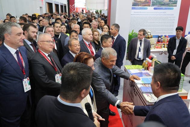 RUSSIA, REPUBLIC OF TATARSTAN - AUGUST 17, 2026: Rustam Minnikhanov (C), Head of the Republic of Tatarstan, Chairman of the Association of Innovative Regions of Russia, views Russia-China Expo during the 2026 Russia-China Business Forum titled Sprouts: Russia and China – Mutually Beneficial Cooperation and held at the Kazan Expo International Exhibition Centre in Bolshiye Kabany, southeast of Kazan. Yegor Aleyev TASS Host Photo Age  96293354
