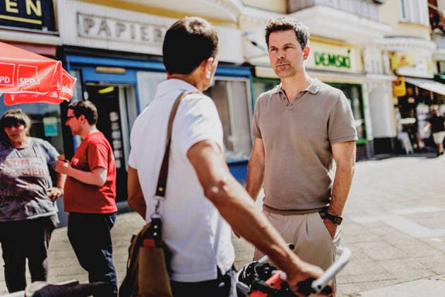 Steffen Krach, SPD-Spitzenkandidat fuer die Abgeordnetenhaus-Wahl in Berlin, aufgenommen im Rahmen der Wahlkampftour am Kranoldplatz in Berlin, 15.08.2026. Berlin Deutschland *** Steffen Krach, the SPD s top candidate for the Berlin House of Representatives election, photographed during his campaign tour at Kranoldplatz in Berlin, August 15, 2026, Berlin, Germany Copyright: xFlorianxGaertnerx