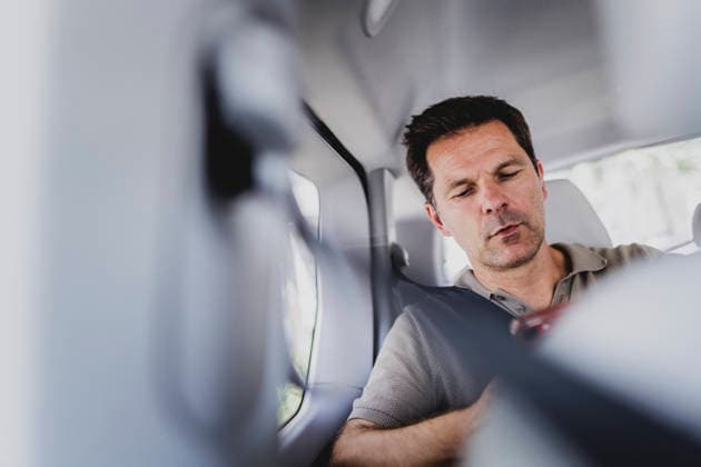 Steffen Krach, SPD-Spitzenkandidat fuer die Abgeordnetenhaus-Wahl in Berlin, aufgenommen im Rahmen der Wahlkampftour bei einer Tuer zu Tuer-Aktion in Suedende in Berlin, 15.08.2026. Berlin Deutschland *** Steffen Krach, the SPD s top candidate for the Berlin House of Representatives election, photographed during his campaign tour while canvassing door-to-door in Suedende, Berlin, August 15, 2026, Berlin, Germany Copyright: xFlorianxGaertnerx