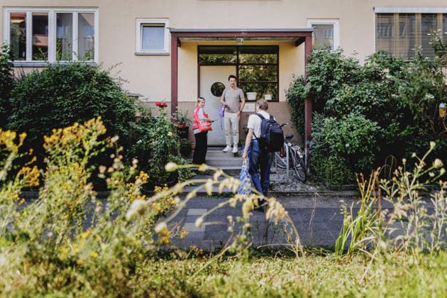 Steffen Krach (M), SPD-Spitzenkandidat fuer die Abgeordnetenhaus-Wahl in Berlin, und Carolina Boehm (L), Bezirksstadtraetin fuer Jugend und Gesundheit in Berlin Steglitz-Zehlendorf, aufgenommen im Rahmen der Wahlkampftour bei einer Tuer zu Tuer-Aktion in Suedende in Berlin, 15.08.2026. Berlin Deutschland *** Steffen Krach (M), SPD’s top candidate for the Berlin House of Representatives election, and Carolina Boehm (L), District Councilor for Youth and Health in Berlin-Steglitz-Zehlendorf, photographed during a door-to-door campaign stop in Suedende, Berlin, on August 15, 2026, Berlin, Germany Copyright: xFlorianxGaertnerx