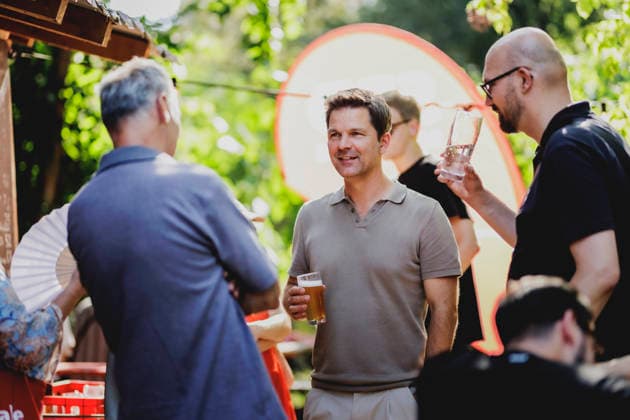 Steffen Krach (M), SPD-Spitzenkandidat fuer die Abgeordnetenhaus-Wahl in Berlin, aufgenommen im Rahmen der Wahlkampftour bei einem Besuch von Michael Biel (R) im Biergarten LAAX in Berlin, 15.08.2026. Berlin Deutschland *** Steffen Krach (M), the SPD s lead candidate for the Berlin House of Representatives election, photographed during his campaign tour while visiting Michael Biel (R) at the LAAX beer garden in Berlin, August 15, 2026, Berlin, Germany Copyright: xFlorianxGaertnerx