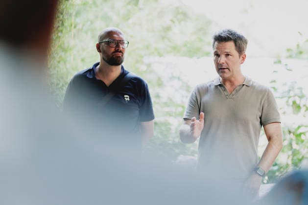 Steffen Krach (R), SPD-Spitzenkandidat fuer die Abgeordnetenhaus-Wahl in Berlin, aufgenommen im Rahmen der Wahlkampftour bei einem Besuch von Michael Biel (L) im Biergarten LAAX in Berlin, 15.08.2026. Berlin Deutschland *** Steffen Krach (R), the SPD s top candidate for the Berlin House of Representatives election, photographed during his campaign tour while visiting Michael Biel (L) at the LAAX beer garden in Berlin, August 15, 2026, Berlin, Germany Copyright: xFlorianxGaertnerx