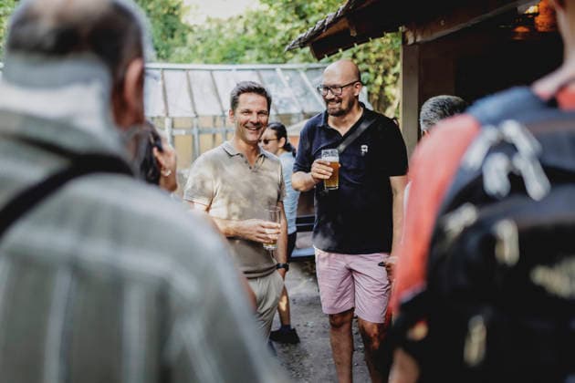 Steffen Krach (L), SPD-Spitzenkandidat fuer die Abgeordnetenhaus-Wahl in Berlin, aufgenommen im Rahmen der Wahlkampftour bei einem Besuch von Michael Biel (R) im Biergarten LAAX in Berlin, 15.08.2026. Berlin Deutschland *** Steffen Krach (L), the SPD s top candidate for the Berlin House of Representatives election, photographed during his campaign tour while visiting Michael Biel (R) at the LAAX beer garden in Berlin, August 15, 2026, Berlin, Germany Copyright: xFlorianxGaertnerx