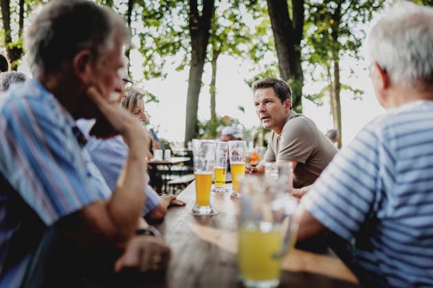 Steffen Krach, SPD-Spitzenkandidat fuer die Abgeordnetenhaus-Wahl in Berlin, aufgenommen im Rahmen der Wahlkampftour beim Stammtisch im Loretta am Wannsee in Berlin, 15.08.2026. Berlin Deutschland *** Steffen Krach, the SPD s top candidate for the Berlin House of Representatives election, photographed during his campaign tour at the regulars table at Loretta am Wannsee in Berlin, August 15, 2026, Berlin, Germany Copyright: xFlorianxGaertnerx
