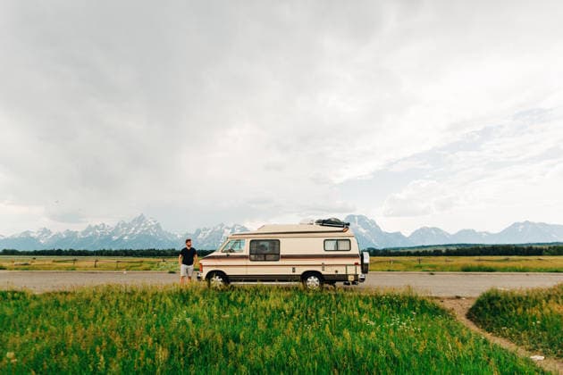Man on a road trip with a camper van in the mountains Jackson, Wyoming, United States CR_XPQF260816A-2098600-01 ,model released, Symbolfoto ,property released