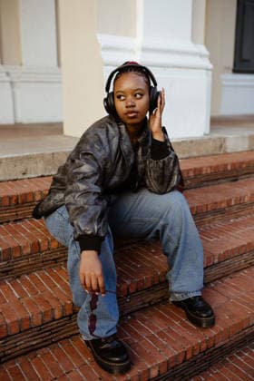 Young Black female listening to music on headphones Cape Town, Western Cape, South Africa CR_YNJN260816-2106158-01 ,model released, Symbolfoto ,property released