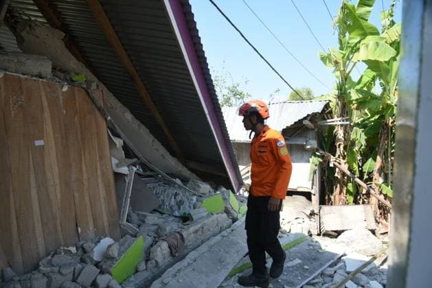 7.7-magnitude earthquake in Indonesia kills 55, injures 132 EAST MANGGARAI, INDONESIA - AUGUST 17: (----EDITORIAL USE ONLY - MANDATORY CREDIT - INDONESIAN NATIONAL SEARCH AND RESCUE AGENCY (BASARNAS) HANDOUT - NO MARKETING NO ADVERTISING CAMPAIGNS - DISTRIBUTED AS A SERVICE TO CLIENTS----) Search and rescue personnel search for and evacuate victims in Satar Kampas village, Lamba Leda district, one of the hardest-hit areas of East Manggarai Regency in East Nusa Tenggara, three days after a magnitude 7.7 earthquake struck the region, as authorities report 55 deaths and 132 injuries as of 3 p.m. local time, bringing the total number of casualties to 187, in East Manggarai, Indonesia, on August 17, 2026. Basarnas Handout Anadolu East ma  Copyright: x2026xAnadoluxBasarnasx xHandoutx