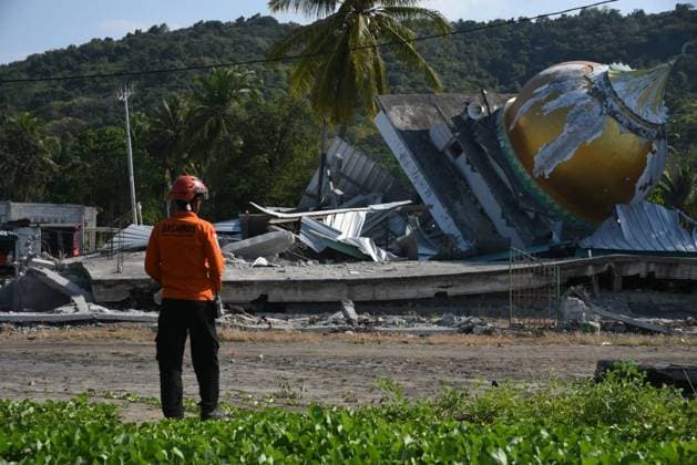 7.7-magnitude earthquake in Indonesia kills 55, injures 132 EAST MANGGARAI, INDONESIA - AUGUST 17: (----EDITORIAL USE ONLY - MANDATORY CREDIT - INDONESIAN NATIONAL SEARCH AND RESCUE AGENCY (BASARNAS) HANDOUT - NO MARKETING NO ADVERTISING CAMPAIGNS - DISTRIBUTED AS A SERVICE TO CLIENTS----) Search and rescue personnel search for and evacuate victims in Satar Kampas village, Lamba Leda district, one of the hardest-hit areas of East Manggarai Regency in East Nusa Tenggara, three days after a magnitude 7.7 earthquake struck the region, as authorities report 55 deaths and 132 injuries as of 3 p.m. local time, bringing the total number of casualties to 187, in East Manggarai, Indonesia, on August 17, 2026. Basarnas Handout Anadolu East ma  Copyright: x2026xAnadoluxBasarnasx xHandoutx