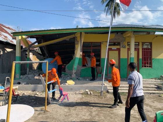 7.7-magnitude earthquake in Indonesia kills 55, injures 132 EAST MANGGARAI, INDONESIA - AUGUST 17: (----EDITORIAL USE ONLY - MANDATORY CREDIT - INDONESIAN NATIONAL SEARCH AND RESCUE AGENCY (BASARNAS) HANDOUT - NO MARKETING NO ADVERTISING CAMPAIGNS - DISTRIBUTED AS A SERVICE TO CLIENTS----) Search and rescue personnel search for and evacuate victims in Satar Kampas village, Lamba Leda district, one of the hardest-hit areas of East Manggarai Regency in East Nusa Tenggara, three days after a magnitude 7.7 earthquake struck the region, as authorities report 55 deaths and 132 injuries as of 3 p.m. local time, bringing the total number of casualties to 187, in East Manggarai, Indonesia, on August 17, 2026. Basarnas Handout Anadolu East ma  Copyright: x2026xAnadoluxBasarnasx xHandoutx