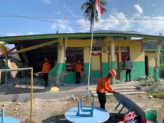 7.7-magnitude earthquake in Indonesia kills 55, injures 132 EAST MANGGARAI, INDONESIA - AUGUST 17: (----EDITORIAL USE ONLY - MANDATORY CREDIT - INDONESIAN NATIONAL SEARCH AND RESCUE AGENCY (BASARNAS) HANDOUT - NO MARKETING NO ADVERTISING CAMPAIGNS - DISTRIBUTED AS A SERVICE TO CLIENTS----) Search and rescue personnel search for and evacuate victims in Satar Kampas village, Lamba Leda district, one of the hardest-hit areas of East Manggarai Regency in East Nusa Tenggara, three days after a magnitude 7.7 earthquake struck the region, as authorities report 55 deaths and 132 injuries as of 3 p.m. local time, bringing the total number of casualties to 187, in East Manggarai, Indonesia, on August 17, 2026. Basarnas Handout Anadolu East ma  Copyright: x2026xAnadoluxBasarnasx xHandoutx