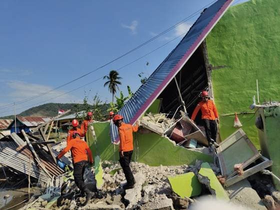 7.7-magnitude earthquake in Indonesia kills 55, injures 132 EAST MANGGARAI, INDONESIA - AUGUST 17: (----EDITORIAL USE ONLY - MANDATORY CREDIT - INDONESIAN NATIONAL SEARCH AND RESCUE AGENCY (BASARNAS) HANDOUT - NO MARKETING NO ADVERTISING CAMPAIGNS - DISTRIBUTED AS A SERVICE TO CLIENTS----) Search and rescue operations continue in East Manggarai, East Nusa Tenggara, on Monday, three days after a magnitude 7.7 earthquake struck the region on August 15th in Satar Kampas village, Lamba Leda district, East Manggarai regency, Indonesia on August 17, 2026. Joint SAR teams continued searching and evacuating victims in one of the hardest-hit areas. As of 3 p.m. local time, 55 people had died and 132 others were injured, bringing the total number  Copyright: x2026xAnadoluxBASARNASx xHandoutx