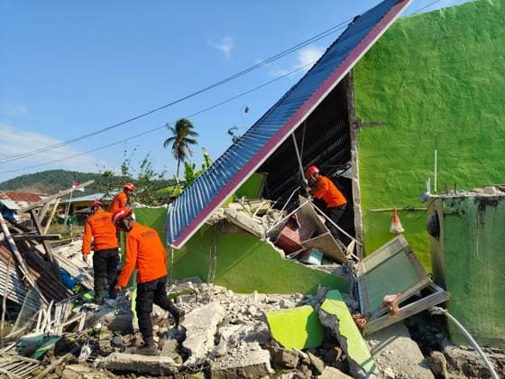 7.7-magnitude earthquake in Indonesia kills 55, injures 132 EAST MANGGARAI, INDONESIA - AUGUST 17: (----EDITORIAL USE ONLY - MANDATORY CREDIT - INDONESIAN NATIONAL SEARCH AND RESCUE AGENCY (BASARNAS) HANDOUT - NO MARKETING NO ADVERTISING CAMPAIGNS - DISTRIBUTED AS A SERVICE TO CLIENTS----) Search and rescue operations continue in East Manggarai, East Nusa Tenggara, on Monday, three days after a magnitude 7.7 earthquake struck the region on August 15th in Satar Kampas village, Lamba Leda district, East Manggarai regency, Indonesia on August 17, 2026. Joint SAR teams continued searching and evacuating victims in one of the hardest-hit areas. As of 3 p.m. local time, 55 people had died and 132 others were injured, bringing the total number  Copyright: x2026xAnadoluxBASARNASx xHandoutx
